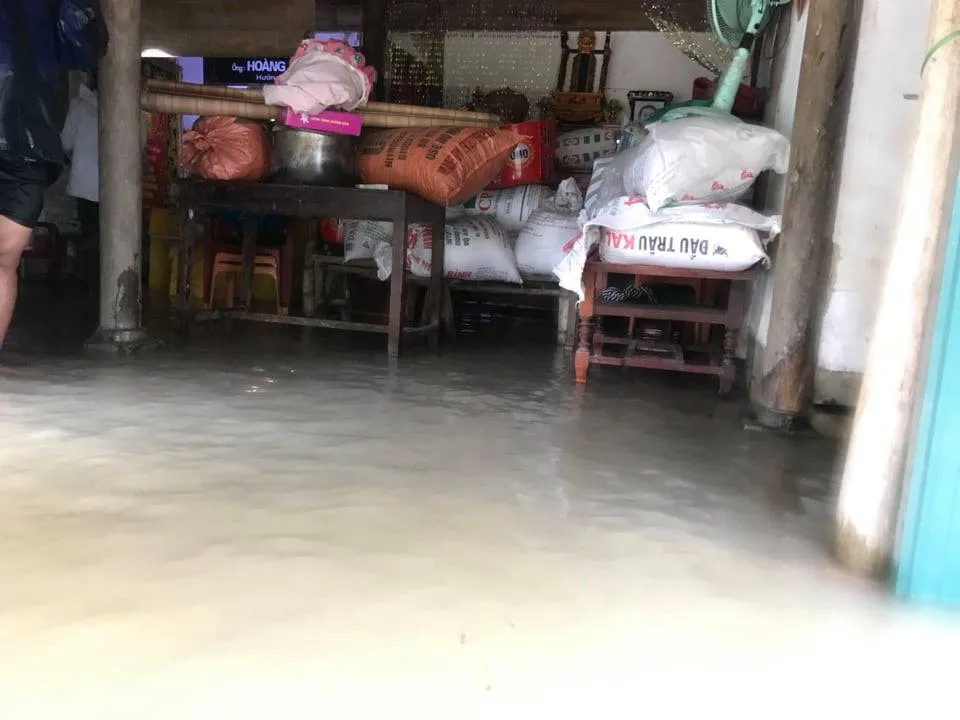 Hà Tĩnh sơ tán hàng trăm người dân đến nơi an toàn tránh lũ ảnh 17