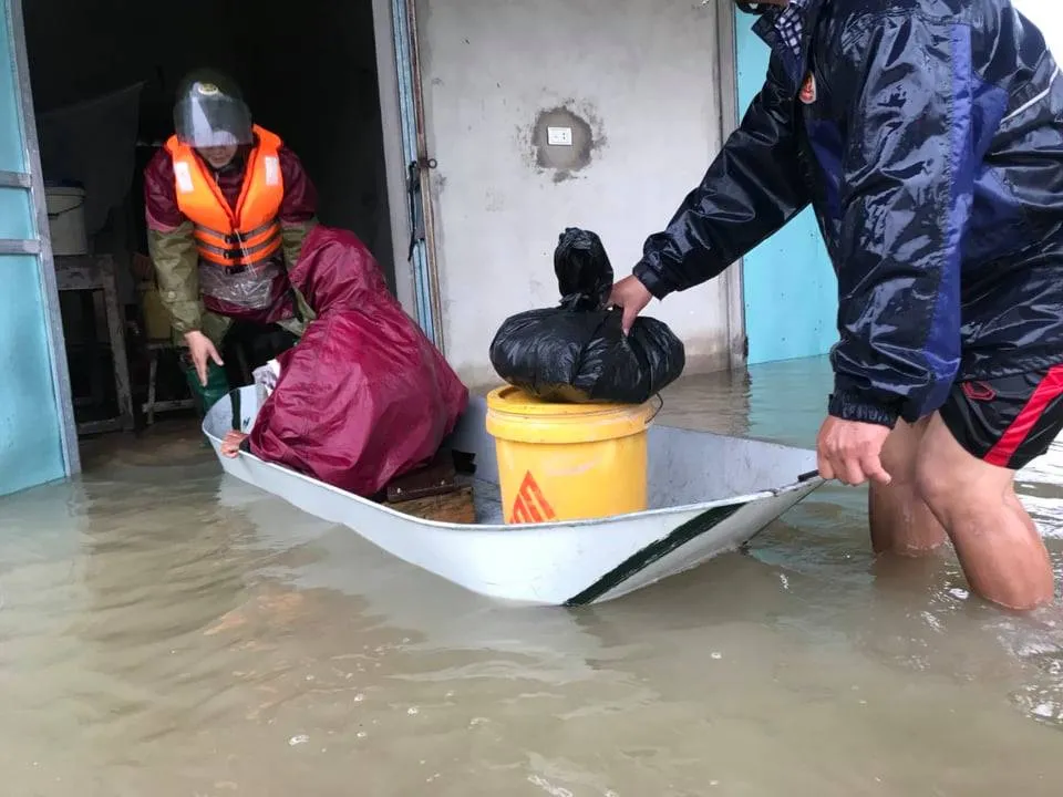 Hà Tĩnh sơ tán hàng trăm người dân đến nơi an toàn tránh lũ ảnh 5