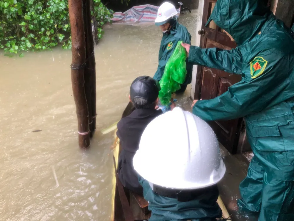 Hà Tĩnh sơ tán hàng trăm người dân đến nơi an toàn tránh lũ ảnh 3