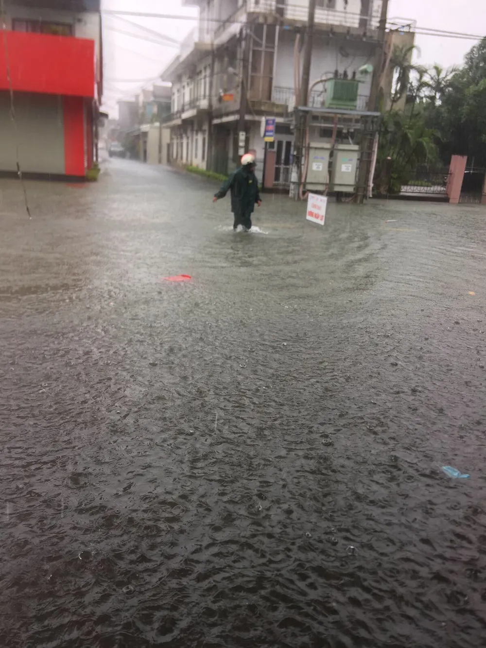 Hà Tĩnh sơ tán hàng trăm người dân đến nơi an toàn tránh lũ ảnh 11