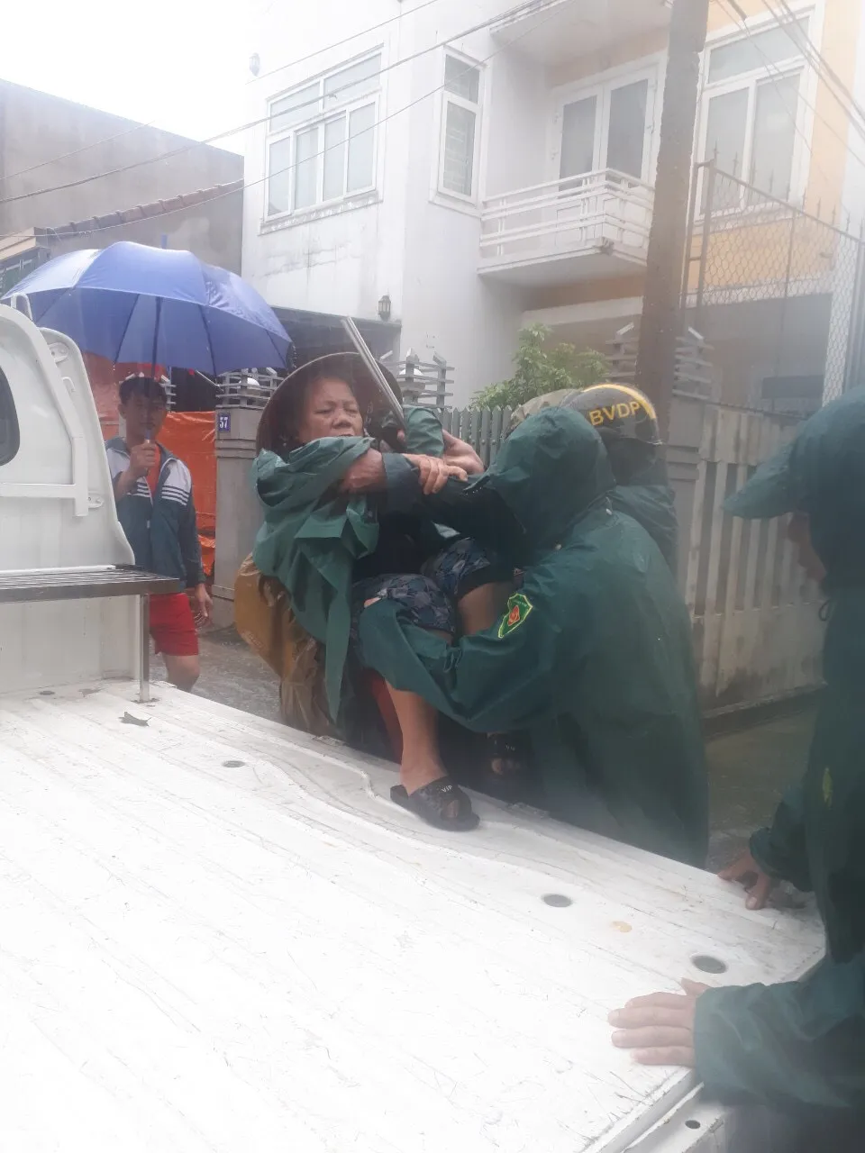 Hà Tĩnh sơ tán hàng trăm người dân đến nơi an toàn tránh lũ ảnh 7