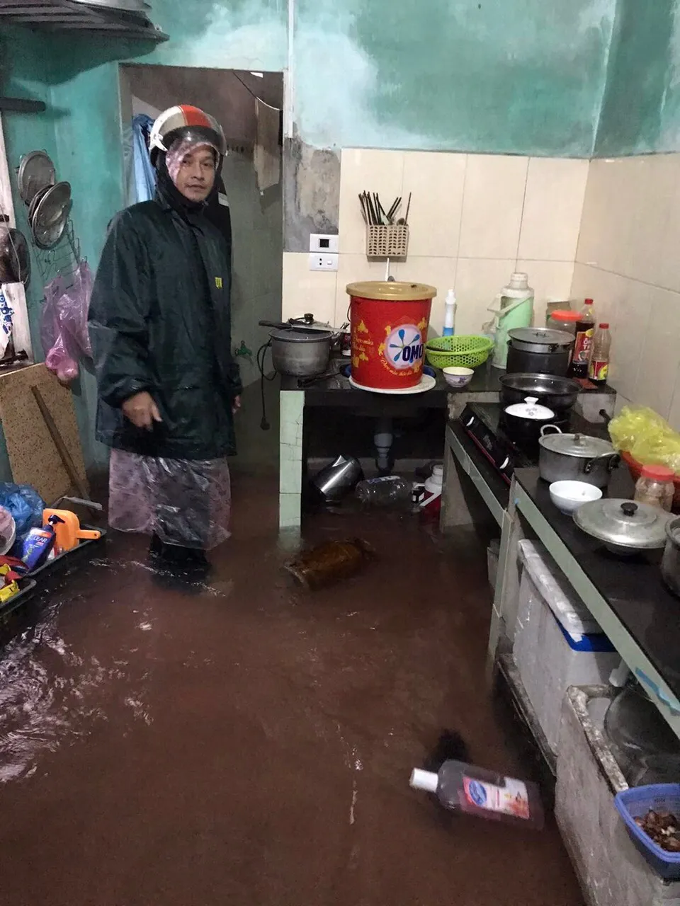 Hà Tĩnh sơ tán hàng trăm người dân đến nơi an toàn tránh lũ ảnh 8