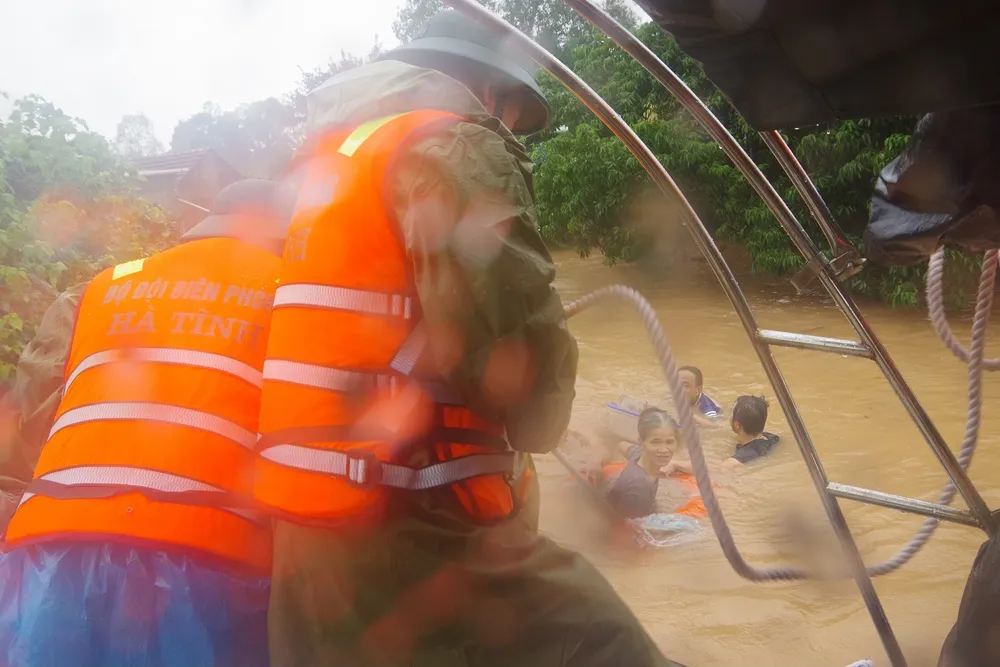 Bộ đội Biên phòng Hà Tĩnh kịp thời ứng cứu nhiều người dân trong vùng lũ ảnh 1