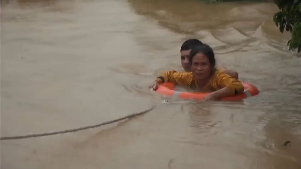 Bộ đội Biên phòng Hà Tĩnh kịp thời ứng cứu nhiều người dân trong vùng lũ ảnh 3