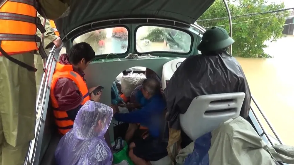 Bộ đội Biên phòng Hà Tĩnh kịp thời ứng cứu nhiều người dân trong vùng lũ ảnh 12