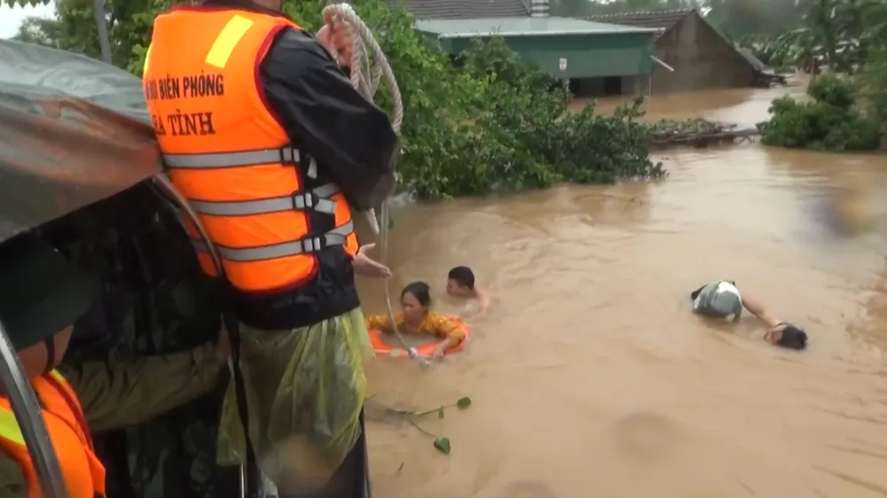 Bộ đội Biên phòng Hà Tĩnh kịp thời ứng cứu nhiều người dân trong vùng lũ ảnh 4