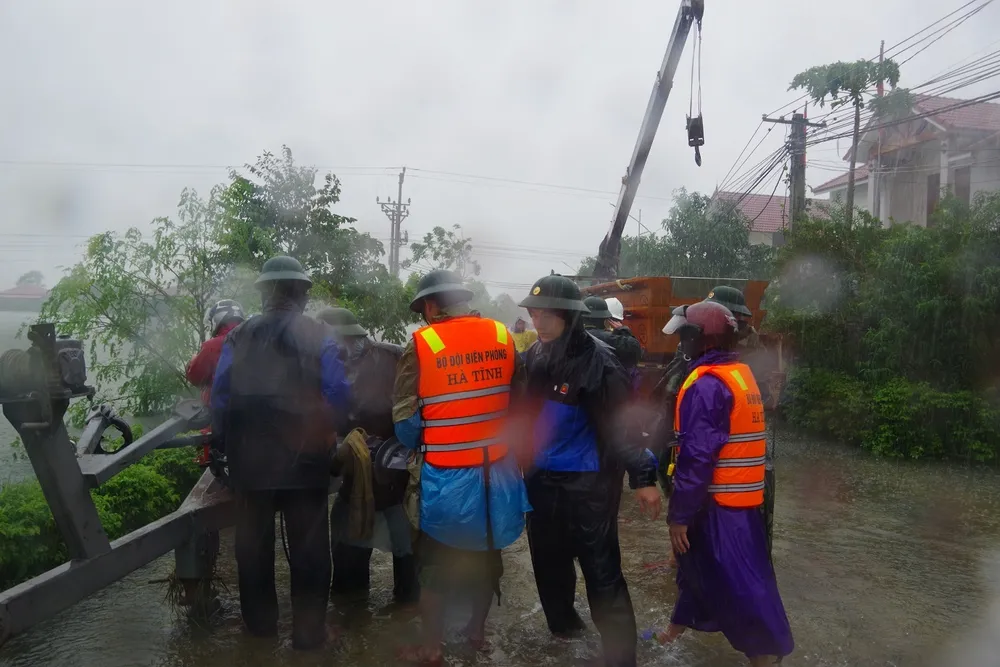 Bộ đội Biên phòng Hà Tĩnh kịp thời ứng cứu nhiều người dân trong vùng lũ ảnh 6