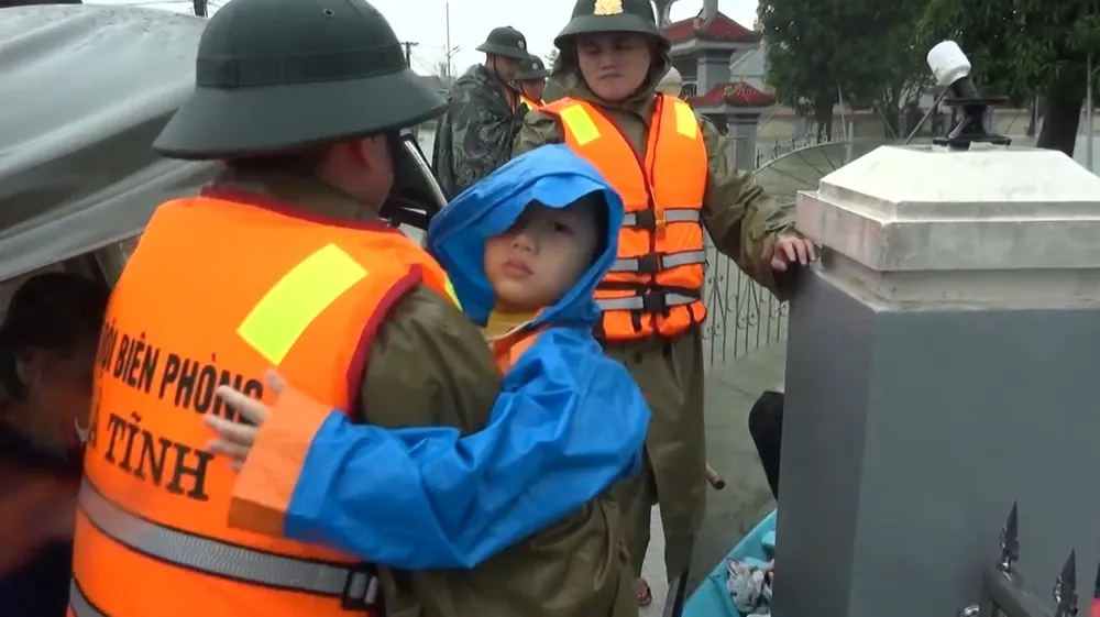 Bộ đội Biên phòng Hà Tĩnh kịp thời ứng cứu nhiều người dân trong vùng lũ ảnh 5