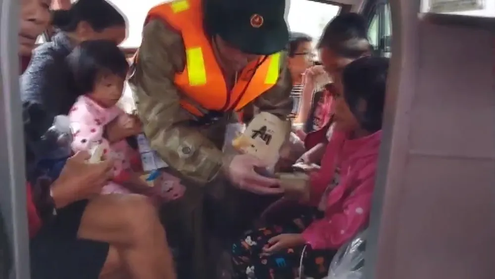 Bộ đội Biên phòng Hà Tĩnh kịp thời ứng cứu nhiều người dân trong vùng lũ ảnh 8