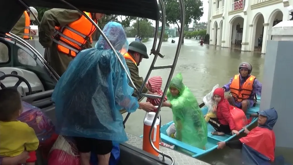 Bộ đội Biên phòng Hà Tĩnh kịp thời ứng cứu nhiều người dân trong vùng lũ ảnh 9