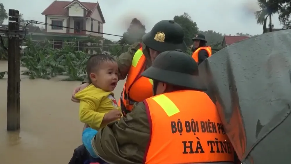 Bộ đội Biên phòng Hà Tĩnh kịp thời ứng cứu nhiều người dân trong vùng lũ ảnh 10