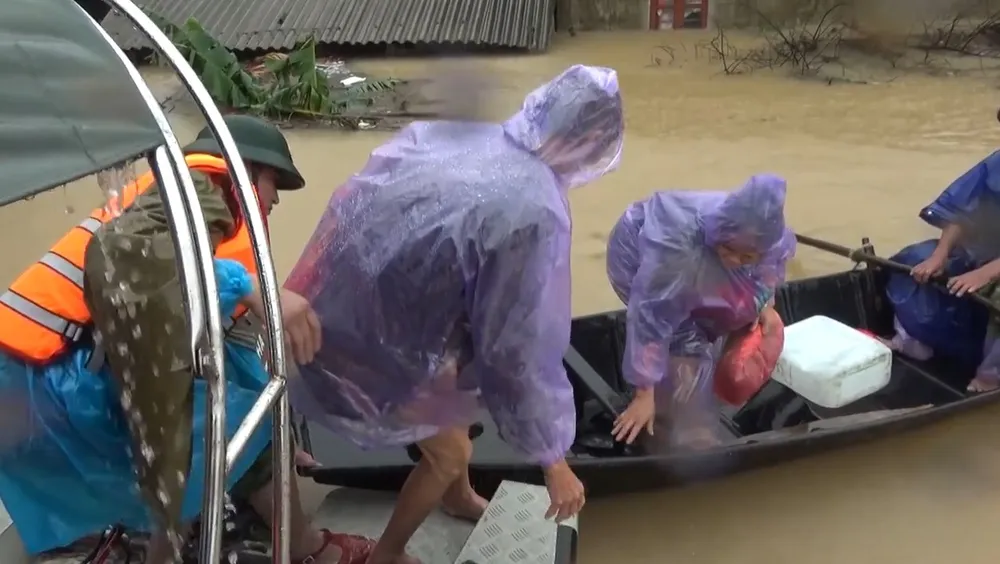 Bộ đội Biên phòng Hà Tĩnh kịp thời ứng cứu nhiều người dân trong vùng lũ ảnh 11