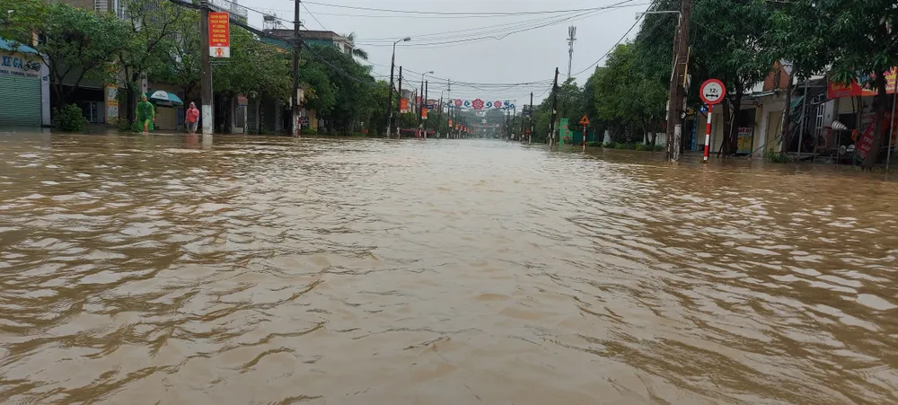 Nhiều địa phương ở Hà Tĩnh bị cô lập, chia cắt ảnh 1