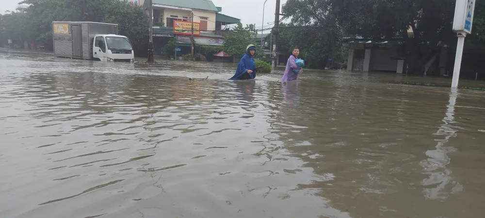 Nhiều địa phương ở Hà Tĩnh bị cô lập, chia cắt ảnh 5