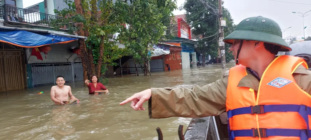 Nhiều địa phương ở Hà Tĩnh bị cô lập, chia cắt ảnh 3