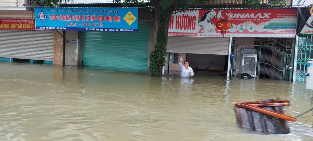 Nhiều địa phương ở Hà Tĩnh bị cô lập, chia cắt ảnh 4