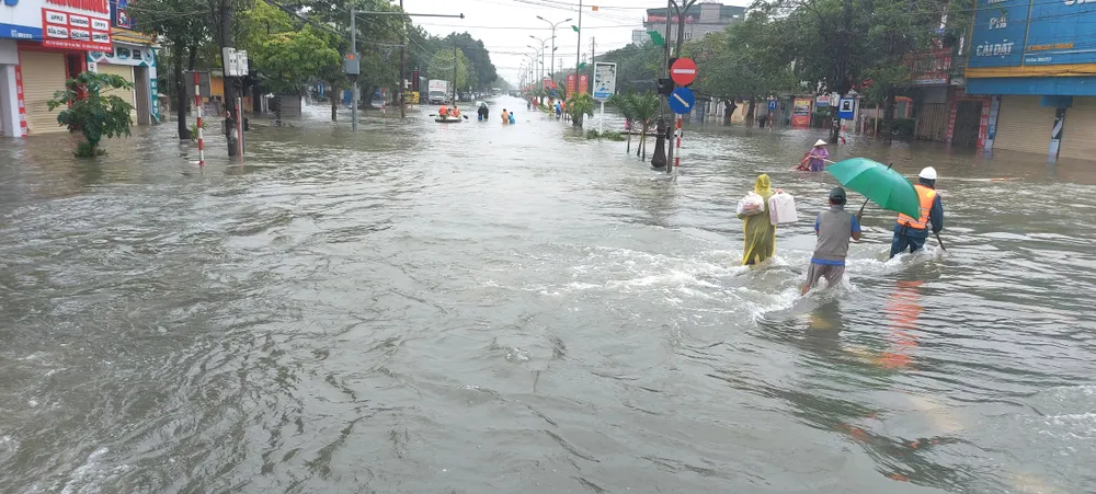 Nhiều địa phương ở Hà Tĩnh bị cô lập, chia cắt ảnh 6