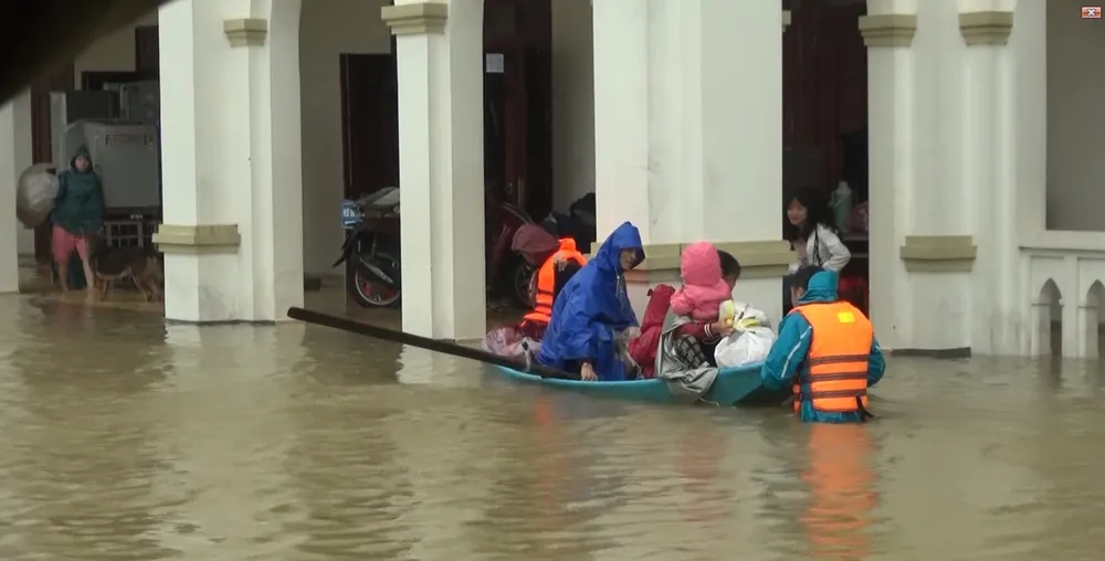 Nhiều địa phương ở Hà Tĩnh bị cô lập, chia cắt ảnh 9