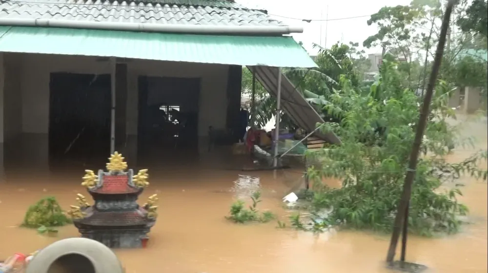 Nhiều địa phương ở Hà Tĩnh bị cô lập, chia cắt ảnh 8