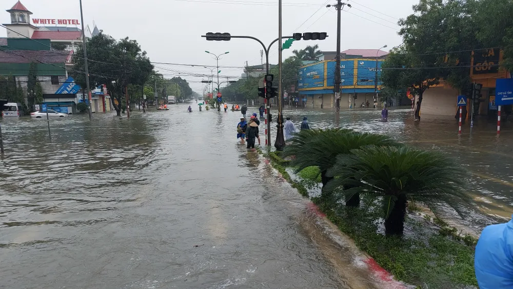 Nhiều địa phương ở Hà Tĩnh bị cô lập, chia cắt ảnh 2