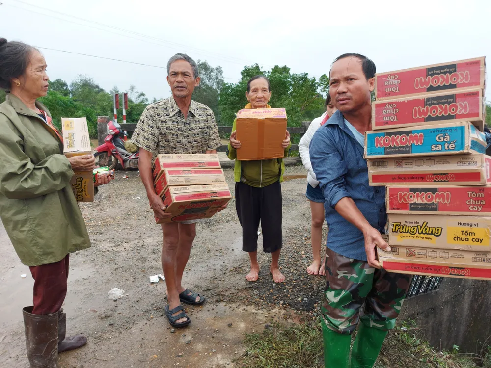 Tích cực dọn dẹp vệ sinh trường lớp sau khi lũ rút ảnh 7