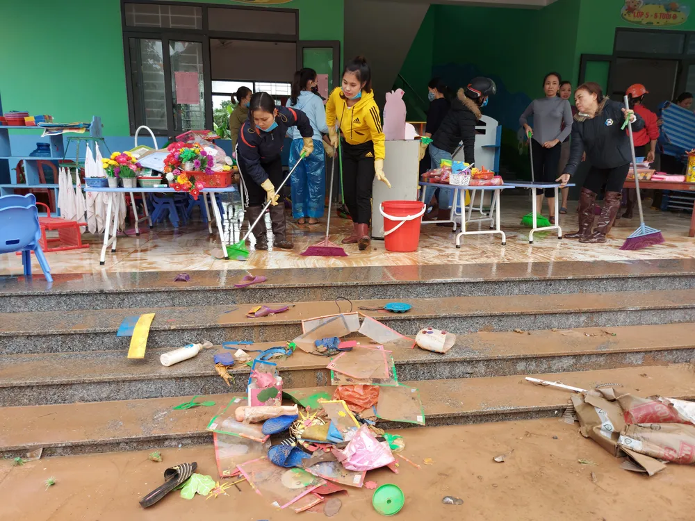 Tích cực dọn dẹp vệ sinh trường lớp sau khi lũ rút ảnh 2