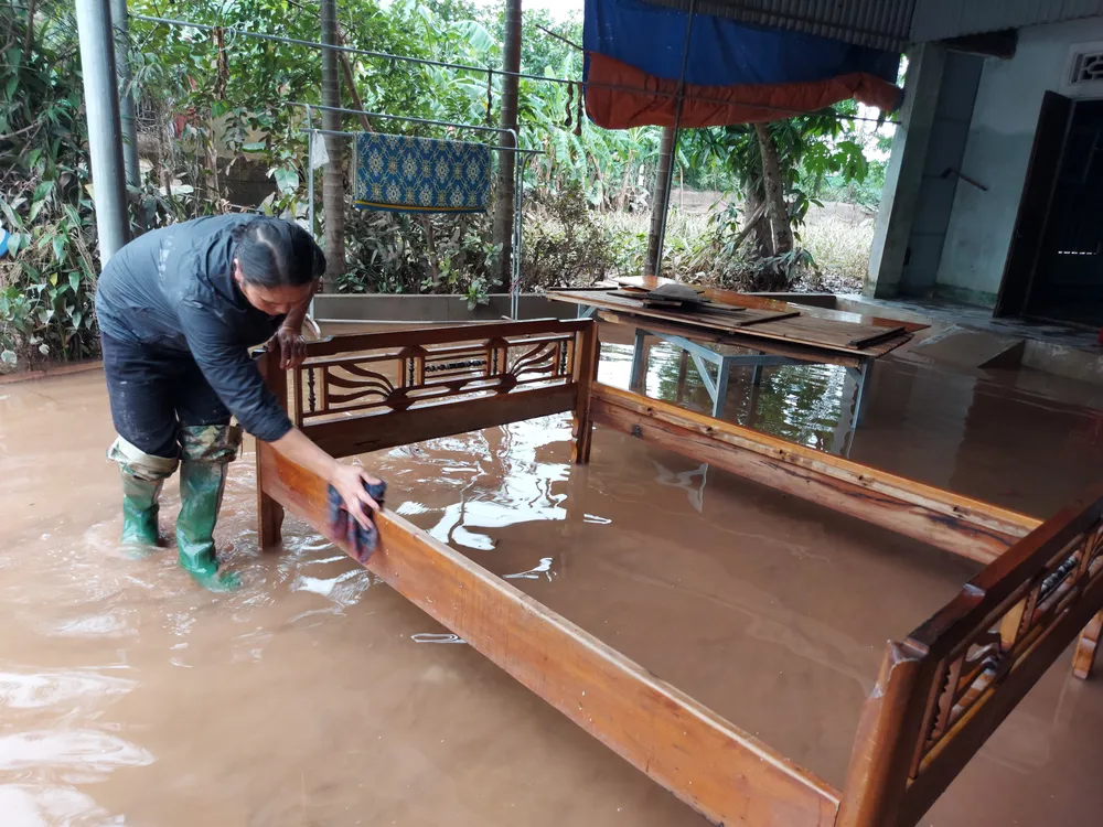 Tích cực dọn dẹp vệ sinh trường lớp sau khi lũ rút ảnh 6