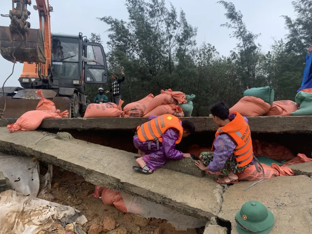 Kè biển bị sạt lở, đứt gãy nghiêm trọng ở Hà Tĩnh ảnh 12