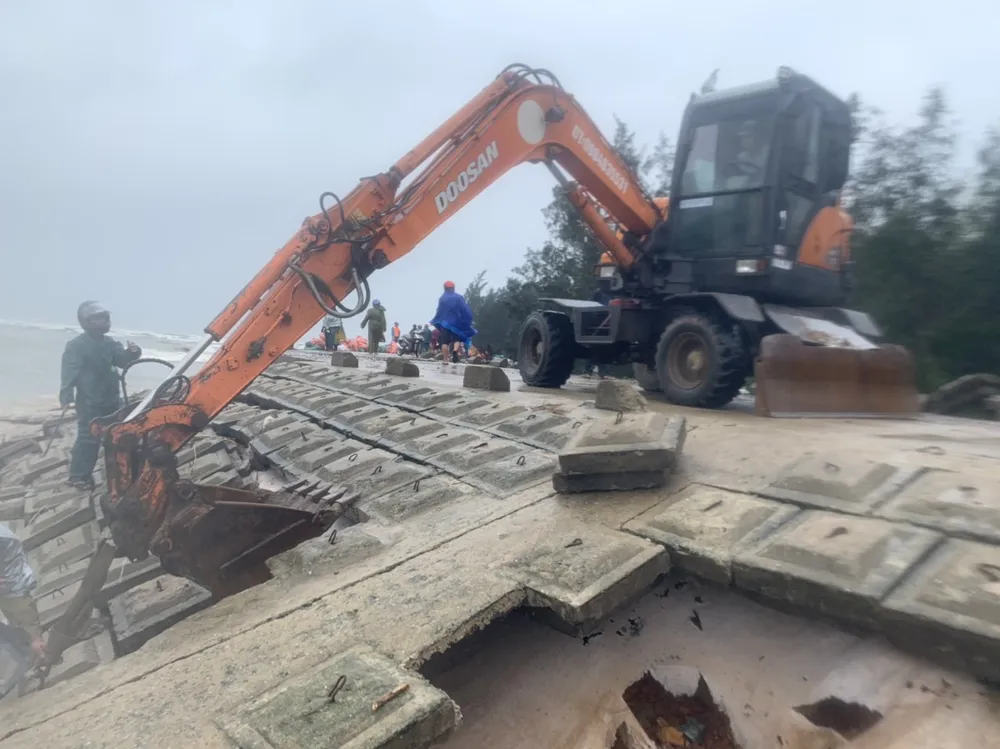 Kè biển bị sạt lở, đứt gãy nghiêm trọng ở Hà Tĩnh ảnh 2