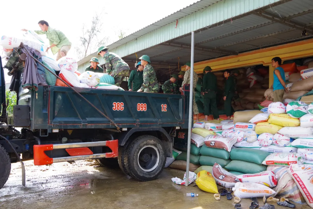 Giúp dân khắc phục hậu quả lũ lụt ở Hà Tĩnh ảnh 3