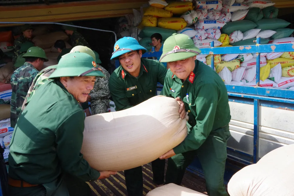 Giúp dân khắc phục hậu quả lũ lụt ở Hà Tĩnh ảnh 4