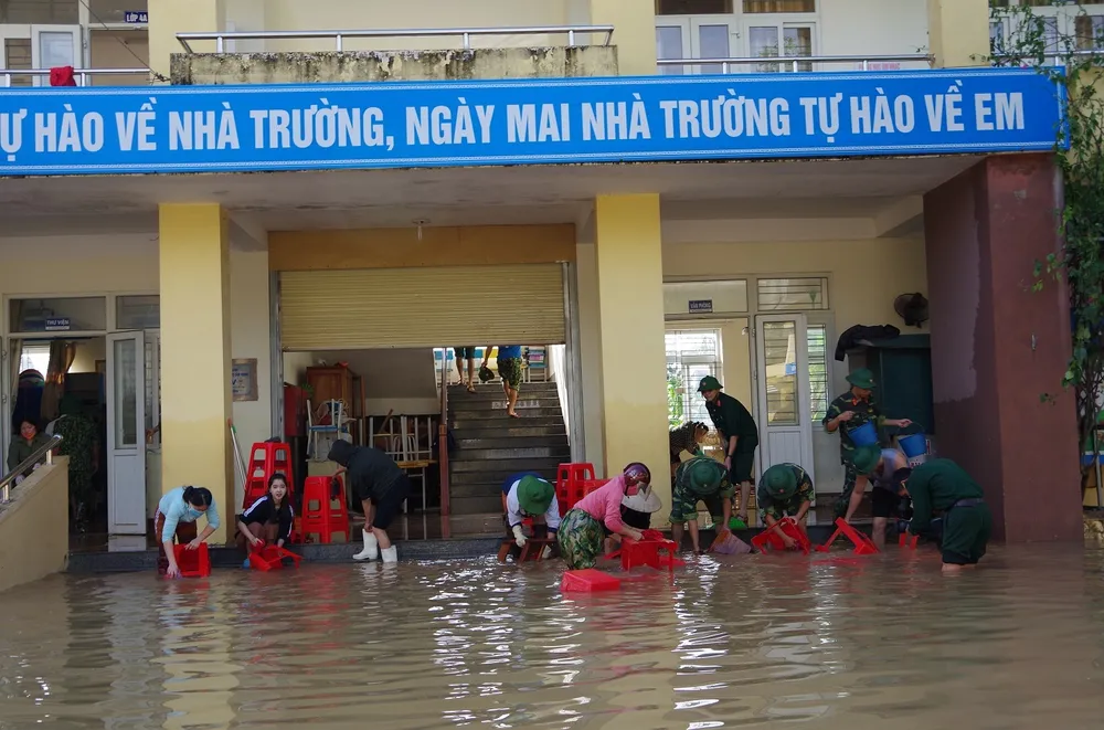 Giúp dân khắc phục hậu quả lũ lụt ở Hà Tĩnh ảnh 1