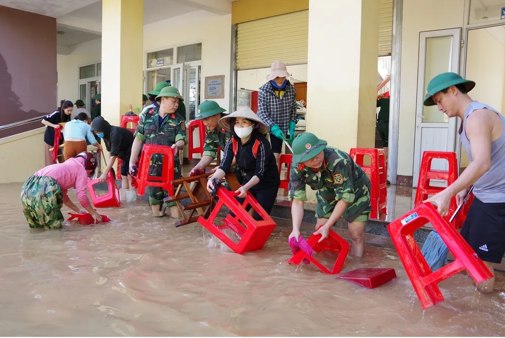 Giúp dân khắc phục hậu quả lũ lụt ở Hà Tĩnh ảnh 2