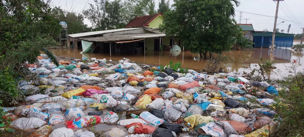 Nước mắt người dân vùng tâm lũ ở Hà Tĩnh ảnh 14