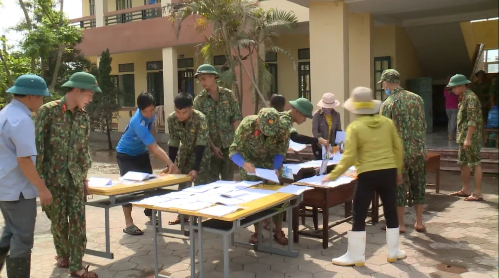 Huy động lực lượng giúp dân sau mưa lũ và phòng chống bão số 8 ảnh 5