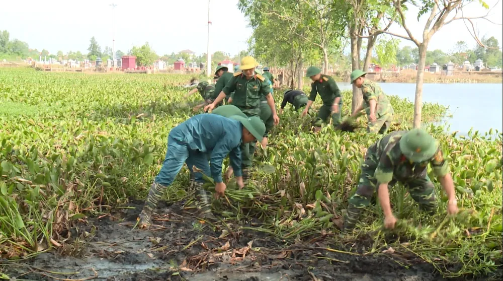 Huy động lực lượng giúp dân sau mưa lũ và phòng chống bão số 8 ảnh 1