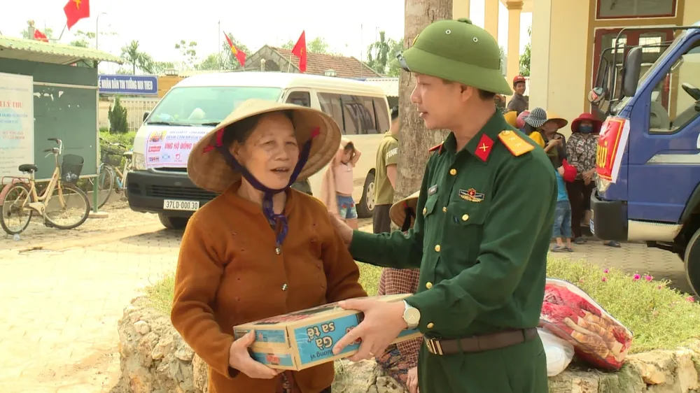 Huy động lực lượng giúp dân sau mưa lũ và phòng chống bão số 8 ảnh 6