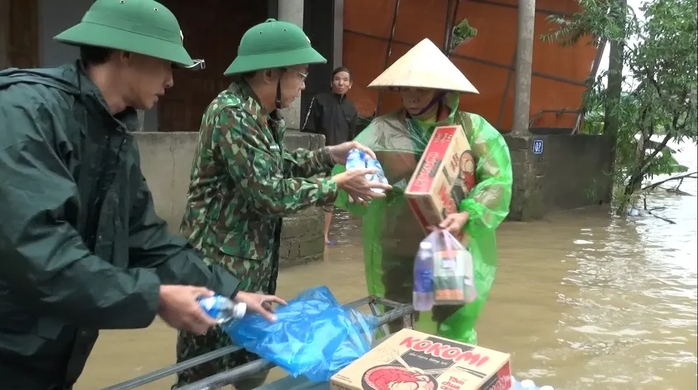Huy động lực lượng giúp dân sau mưa lũ và phòng chống bão số 8 ảnh 3