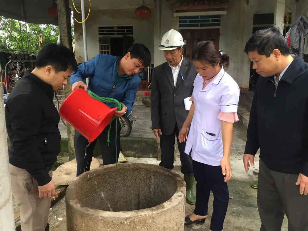 Ngư dân Hà Tĩnh gấp rút đưa tàu thuyền vào nơi tránh trú trước bão số 8 ảnh 14