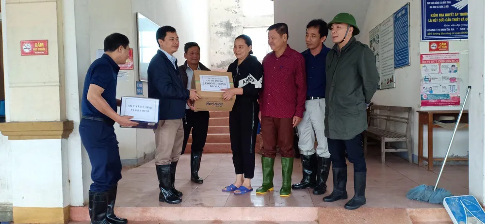 Ngư dân Hà Tĩnh gấp rút đưa tàu thuyền vào nơi tránh trú trước bão số 8 ảnh 13