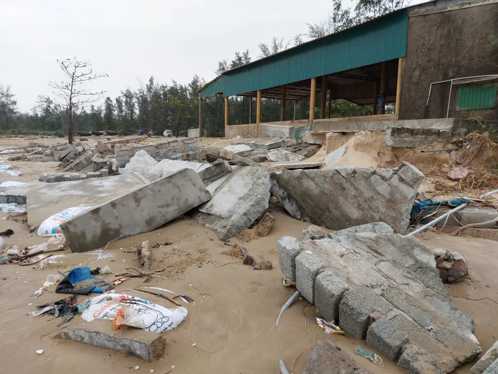 Ngư dân Hà Tĩnh gấp rút đưa tàu thuyền vào nơi tránh trú trước bão số 8 ảnh 4