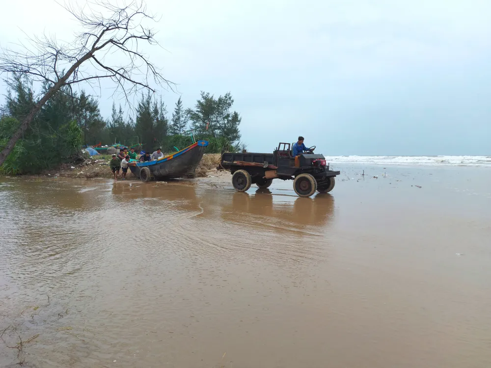 Ngư dân Hà Tĩnh gấp rút đưa tàu thuyền vào nơi tránh trú trước bão số 8 ảnh 1