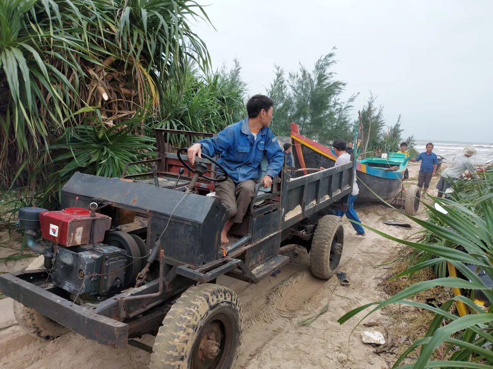 Ngư dân Hà Tĩnh gấp rút đưa tàu thuyền vào nơi tránh trú trước bão số 8 ảnh 3