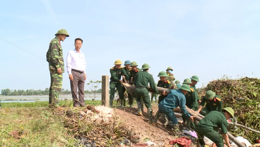 Ngư dân Hà Tĩnh gấp rút đưa tàu thuyền vào nơi tránh trú trước bão số 8 ảnh 11
