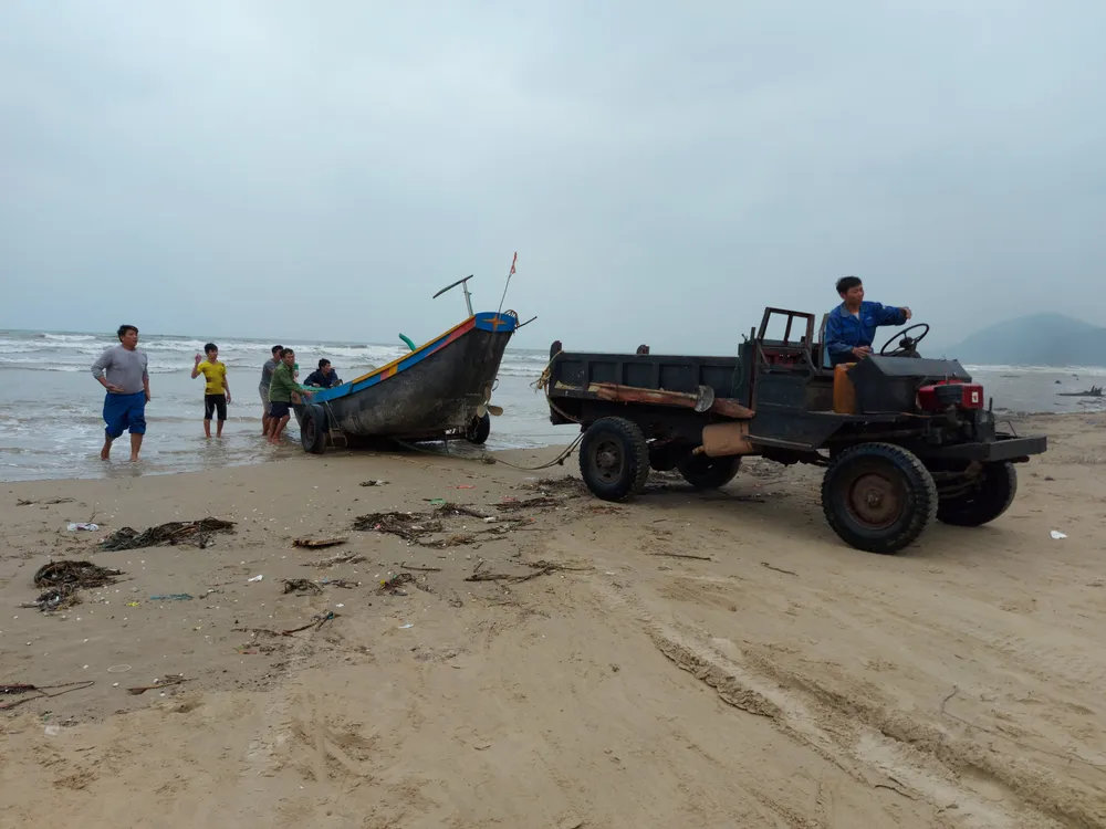 Ngư dân Hà Tĩnh gấp rút đưa tàu thuyền vào nơi tránh trú trước bão số 8 ảnh 2