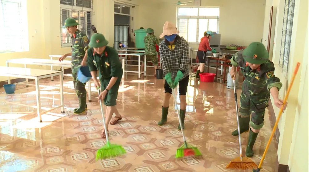Ngư dân Hà Tĩnh gấp rút đưa tàu thuyền vào nơi tránh trú trước bão số 8 ảnh 10