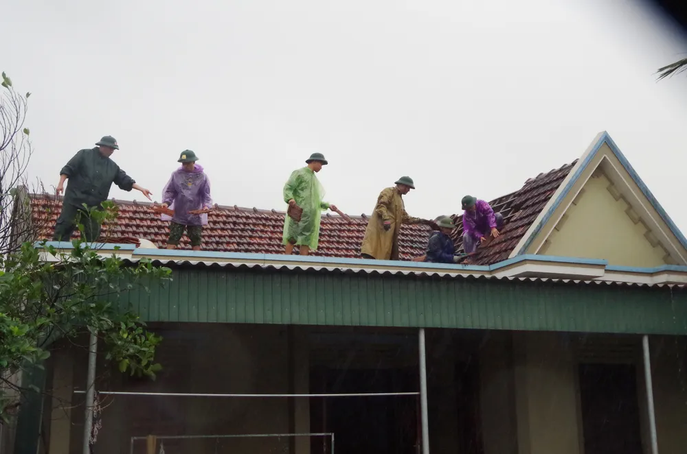 Lốc xoáy khiến 30 nhà dân bị tốc mái ở Hà Tĩnh ảnh 1