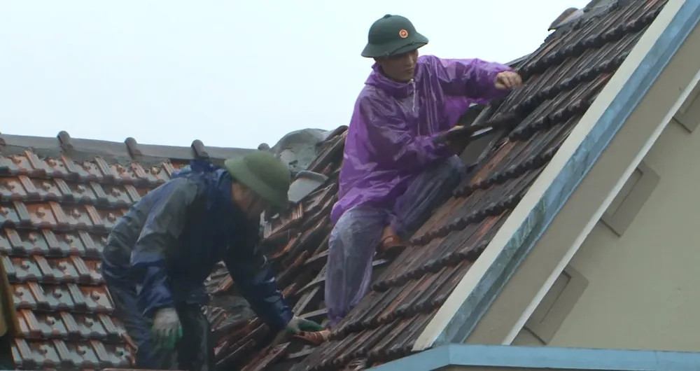 Lốc xoáy khiến 30 nhà dân bị tốc mái ở Hà Tĩnh ảnh 5