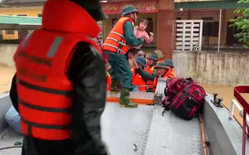 Đồn Biên phòng Lạch Kèn vượt sông đưa người dân ở "ốc đảo" Hồng Lam đến nơi an toàn