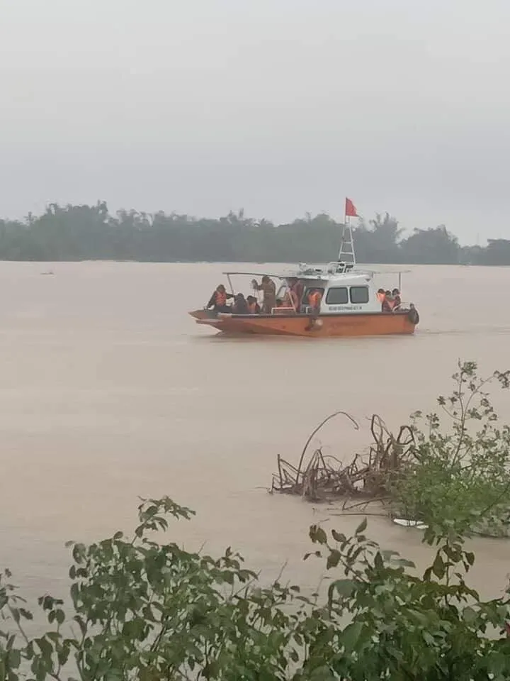 Vượt sông đưa 220 người dân ở “ốc đảo” Hồng Lam đến nơi an toàn ảnh 8